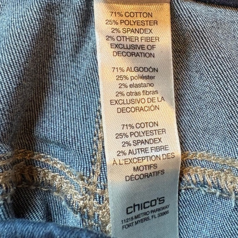 Chico’s size 0 Cropped Dark Blue Women's Jeans (small equivalent) - Picture 3 of 9